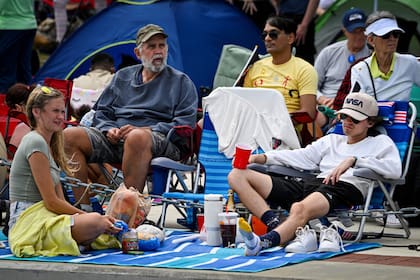 La gente se acercó muchas horas antes del despegue para asegurar el mejor lugar posible