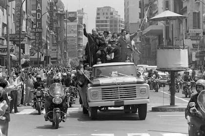 La gente se agolpa en la avenida Corrientes para saludar el paso del campeón mundial Carlos Monzón, el el 14 de noviembre de 1970