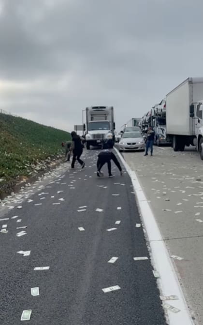 La gente se agolpó sobre la ruta al ver la lluvia de dólares