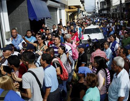 La gente se amontona frente a una sede bancaria en San Antonio del Táchira