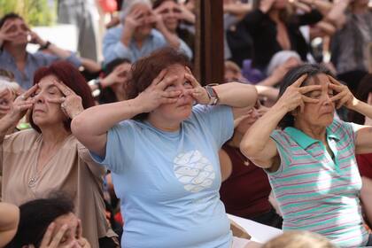 La gente se automasajeo la cara