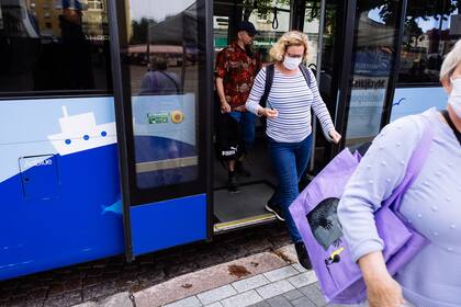 En Finlandia, tapabocas en un ómnibus