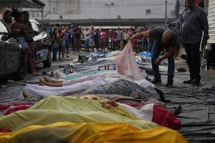 La gente se concentró alrededor de los muertos en la plaza en Río de Janeiro
 (AP Photo/Silvia Izquierdo)