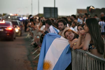 La gente se congregó en el barrio Kentucky, en las afueras de Rosario, dónde se encuentra Lionel Messi y su familia