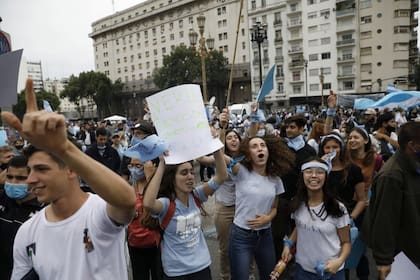 Grupos "pro vida" se manifiestan frente al Congreso en contra la legalización del aborto