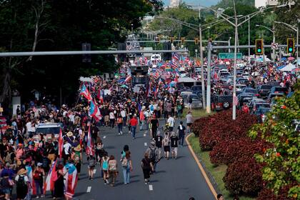 La gente se dirige a la carretera de Las Américas en San Juan, Puerto Rico, continúan las protestas que exigen la renuncia del gobernador Ricardo Rosselló