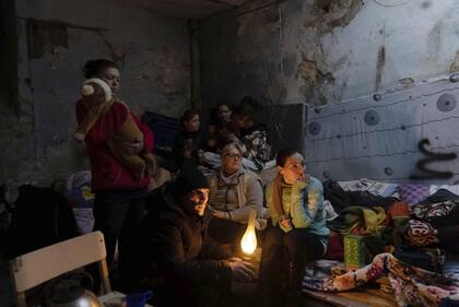 La gente se instala en un refugio antibombas en Mariupol, Ucrania, el 6 de marzo de 2022.
