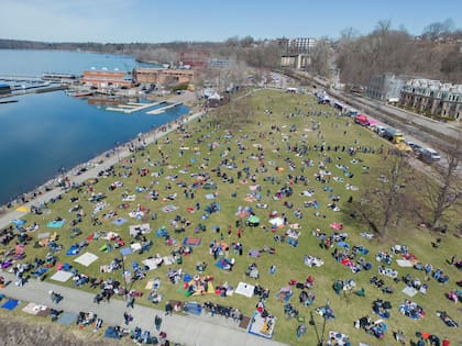 La gente se junta en un parque en Burlington, en el estado de Vermont