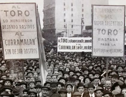 La gente se manifestó fuertemente, y en la calle, contra los hundimientos de los buques argentinos
