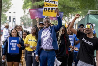 La gente se manifiesta en el Parque Lafayette, frente a la Casa Blanca en Washington, por los préstamos estudiantiles