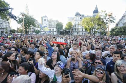 La gente se prepara para cantar Inconsciente colectivo mientras disfruta de un show en Plaza de Mayo