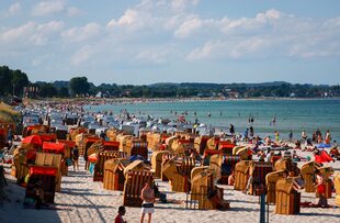La gente se refresca en una playa del Mar Báltico cerca de Scharbeutz. Photo: Christian Charisius/dpa