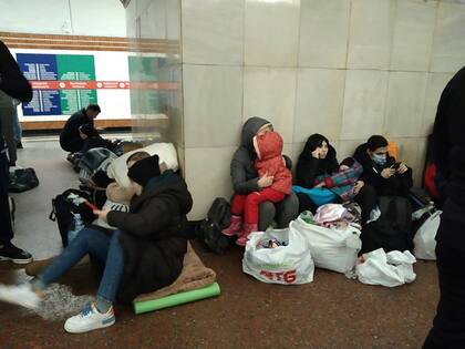 La gente se refugia en una estación de subte de Kiev (AP Photo/Zoya Shu)