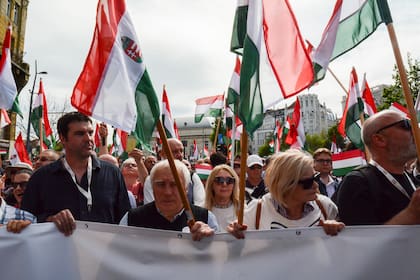 La gente se reúne en apoyo del político de oposición, Peter Magyar, el sábado 6 de abril de 2024, en Budapest, Hungría. (Foto AP/Justin Spike)