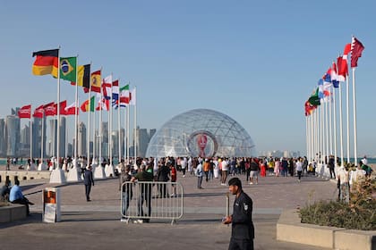 La gente se reúne en un sector de Doha, donde se izaron las banderas de todos los países clasificados hasta este miércoles