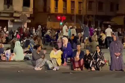 La gente se reúne en una calle de Casablanca, tras el poderoso terremoto que azotó Marruecos