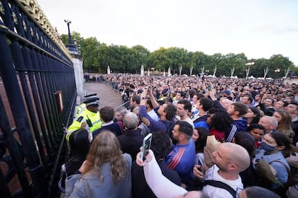 La gente se reúne fuera del Palacio de Buckingham tras el anuncio de la muerte de la Reina Isabel II, el 8 de septiembre de 2022