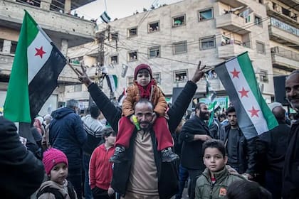 La gente se reunió en Homs para celebrar el primer aniversario de la caída del régimen de Bashar al Assad, un año después de su colapso el 8 de diciembre de 2024