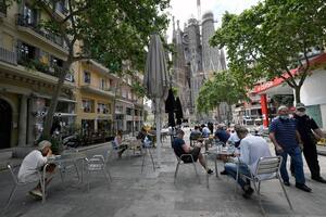 La gente se sienta en un bar con terraza cerca de la Sagrada Familia el 25 de mayo de 2020 en Barcelona