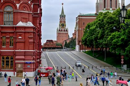 La gente se ve alrededor de la Plaza Roja en medio de la escalada de tensiones entre el Kremlin y el jefe del grupo paramilitar ruso Wagner, en Moscú, Rusia el 24 de junio de 2023
