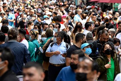 La gente se ve en las calles después de un terremoto en México el 19 de septiembre de 2022 