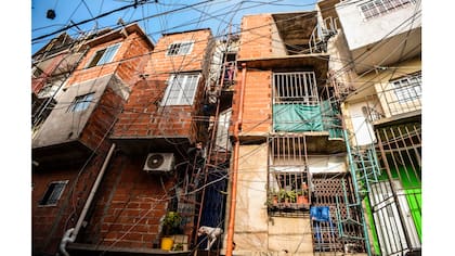 La gente sube las escaleras para llegar a su apartamento en el barrio de Villa 31 en Buenos Aires, Argentina