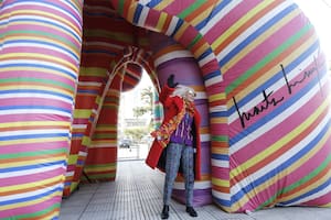 Marta Minujín invita a pedir deseos con su escultura inflable en Buenos Aires