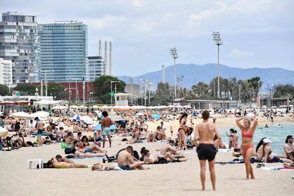 La gente toma el sol en la playa del Bogatell, en Barcelona