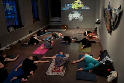 La gente toma una clase de yoga en el Museo de Ámsterdam hoy que los museos, teatros y salas de conciertos holandeses fueron anfitriones de negocios que pueden abrir a los clientes como protesta contra sus propios cierres impuestos por ómicron
