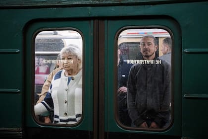 La gente viaja en un metro en Kharkiv, este de Ucrania, el 24 de mayo de 2022, en medio de la invasión rusa de Ucrania.