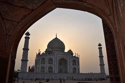 La gente visita el Taj Mahal en Agra el 19 de mayo de 2022