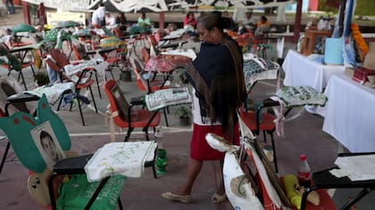 La escuela a la que asistían los estudiantes desaparecidos se convirtió en el lugar donde los recuerdan sus familiares