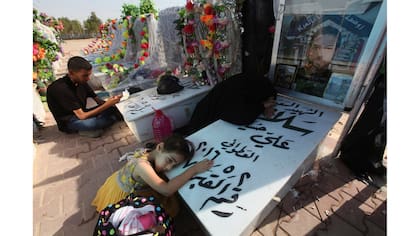 La gente visita la tumba de sus parientes