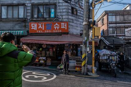 La gente visita Piggy Super, un supermercado en Sel, Corea del Sur que aparece en la pelcula "Parasite"