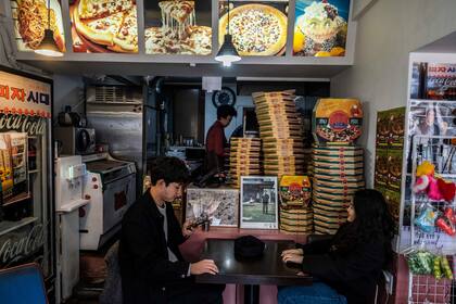 La gente visita Sky Pizza, un restaurante en Sel, Corea del Sur que aparece en la pelcula "Parsito"