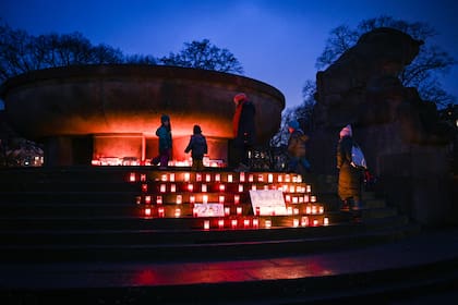 La gente visita un memorial improvisado para las víctimas del coronavirus en Berlín el 24 de enero de 2021