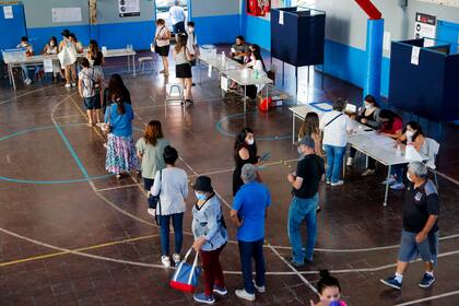 La gente vota en un colegio electoral en Paine, durante la segunda vuelta de las elecciones presidenciales en Chile