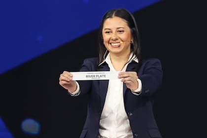 La gerenta de Competiciones de Conmebol, Luciana Antunes, muestra el cartel de River durante el sorteo de la etapa de grupos de la Copa Sudamericana 2026