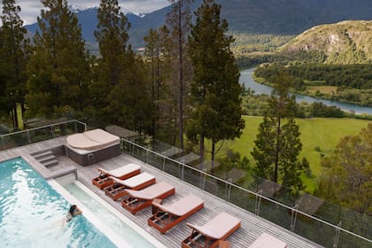 La gerenta de Uman, Pilar Astorga, contemplando el paisaje.