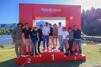 La gerente de Patio Bullrich Mariana González junto a los competidores en el Lake Party en Puerto Spiegel, Llao Llao.