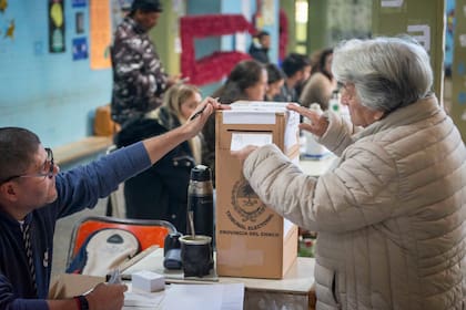 La gestión de Javier Milei ya avanzó con las dos contrataciones críticas para llevar adelante las elecciones legislativas de octubre