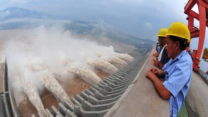 La gigantesca represa de las Tres Gargantas en el río Yangtsé es un ejemplo de las grandes obras de infraestructura con que China busca satisfacer su demanda insaciable de energía