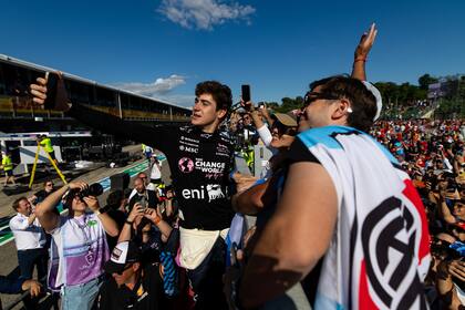 La gigantesca selfie de Colapinto con los hinchas: una idolatría que no tiene fronteras