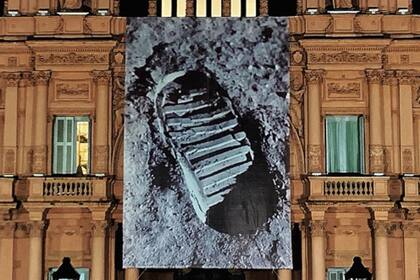 La gigantografía que recuerda la llegada a la Luna en la fachada de la Casa Rosada