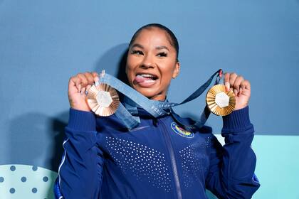 La gimnasta estadounidense Jordan Chiles sonríe con las medallas ganadas en Paris 2024, antes de la polémica