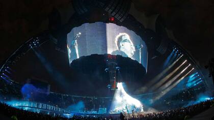 La gira 360 de U2 en 2011 montó un gran escenario con una pantalla circular y cuatro garras patas gigantes