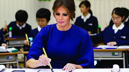 La gira asiática había comenzado el domingo 5, en Japón, donde la mujer de Trump se animó a tomar una clase de caligrafía japonesa en una escuela primaria.