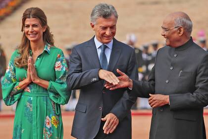 El presidente de la India, Ram Nath Kovind, da la mano a su par argentino, Mauricio Macri