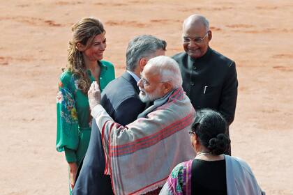 El primer ministro de India, Narendra Modi, abraza al presidente de la Argentina