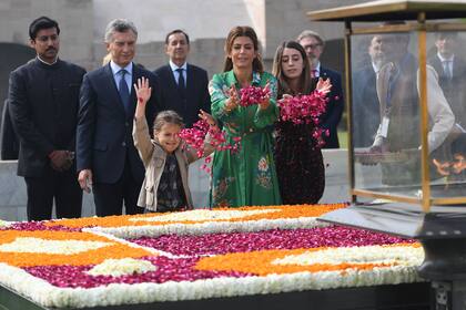 La ofrenda floral de Juliana Awada y sus hijas en una actividad oficial 